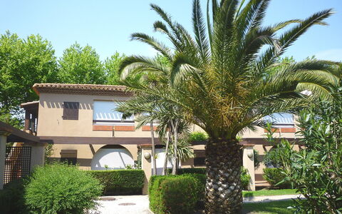 Saint Cyprien 160: Himmel, Pflanze, Eigentum, Gebäude, Fenster, Haus, Baum, Schatten, Vegetation, Terrestrische Plant
