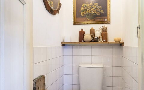 Polderzicht: Bilderrahmen, Eigentum, Toilette, Badezimmer, Gebäude, Beleuchtung, Lila, Interior Design, Fussboden, Wand
