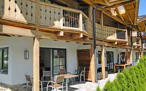 Mountain Resort-Kaprun: Eigentum, Gebäude, Fenster, Möbel, Pflanze, Tabelle, Stuhl, Holz, Hütte, Schatten