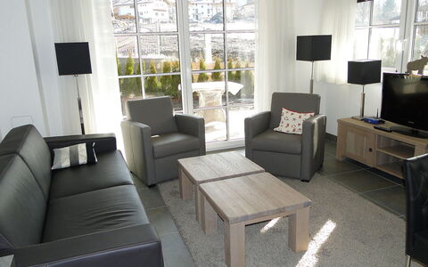 Mountain Resort-Kaprun: Wohnzimmer, Möbel, Zimmer, Eigentum, Interior Design, Couch, Kaffetisch, Tabelle, Gebäude, Fussboden