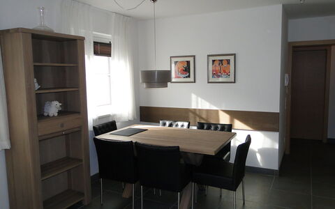 Mountain Resort-Kaprun: Zimmer, Eigentum, Möbel, Interior Design, Gebäude, Fussboden, Tabelle, Decke, Haus, Wand