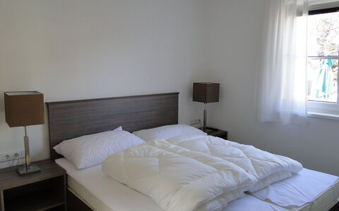 Mountain Resort-Kaprun: Schlafzimmer, Möbel, Zimmer, Bett, Bettdecke, Eigentum, Bettrahmen, Matratze, Bedding, Interior Design