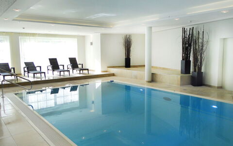Kaprun 155: Wasser, Möbel, Schwimmbad, Interior Design, Fussboden, Flooring, Stuhl, Freizeit, Schatten, Grundeigentum