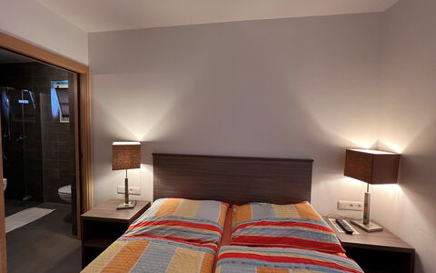 Mountain Resort-Kaprun: Möbel, Gebäude, Eigentum, Komfort, Textil, Holz, Interior Design, Orange, Bettrahmen, Beleuchtung