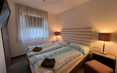 Kaprun 155: Möbel, Komfort, Gebäude, Holz, Bettrahmen, Fenster, Interior Design, Bett, Flooring, Fussboden