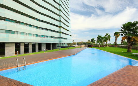 Diagonal Mar: Schwimmbad, Eigentum, Eigentumswohnung, Gebäude, Grundeigentum, Die Architektur, Freizeit, Resort, Himmel, Wohnung