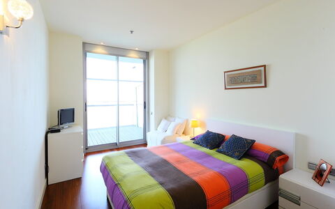 Diagonal Mar: Schlafzimmer, Bett, Möbel, Zimmer, Eigentum, Interior Design, Bettdecke, Bettrahmen, Bedding, Fussboden