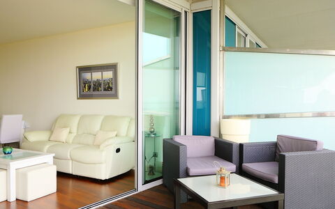 Diagonal Mar: Zimmer, Möbel, Wohnzimmer, Interior Design, Eigentum, Fussboden, Gebäude, Couch, Decke, Kaffetisch