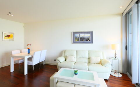 Diagonal Mar: Zimmer, Eigentum, Möbel, Interior Design, Wohnzimmer, Fussboden, Gebäude, Haus, Wand, Decke