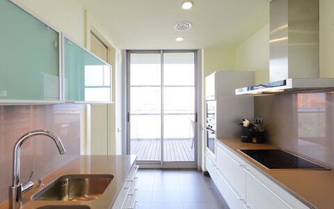 Diagonal Mar: Countertop, Zimmer, Eigentum, Interior Design, Gelb, Grün, Sinken, Möbel, Gebäude, Fussboden