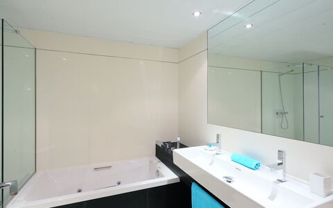 Diagonal Mar: Badezimmer, Zimmer, Eigentum, Interior Design, Die Architektur, Fliese, Gebäude, Haus, Grundeigentum, Decke