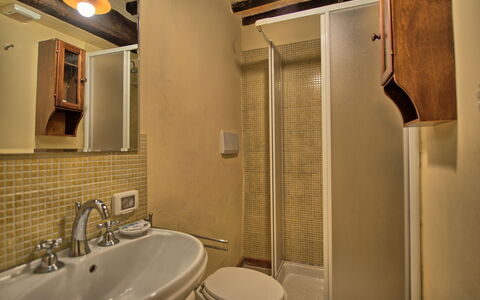 Cerretalta: Badezimmer, Zimmer, Eigentum, Interior Design, Fliese, Armatur, Grundeigentum, Gebäude, Haus, Die Architektur