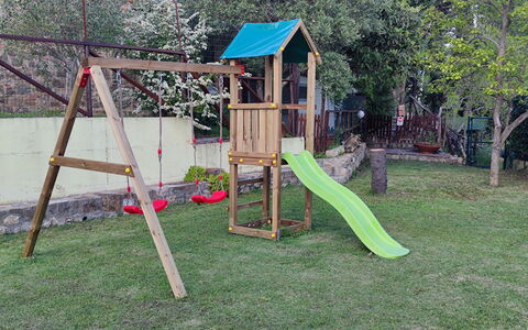 Cerretalta: Pflanze, Baum, Spielplatz, Freizeit, Schatten, Spielmittel, Erholung, Rutsche, Spass, Stadt