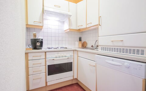 Conny: Cabinetry, Countertop, Gebäude, Küchengerät, Herd, Cooktop, Schublade, Haushaltsgerät, Küche, Herd