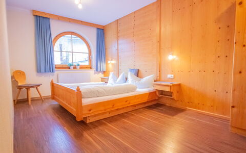 Conny: Möbel, Gebäude, Komfort, Holz, Bett, Orange, Textil, Interior Design, Flooring, Bettrahmen