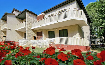 Umag 210: Haus, Eigentum, Wohngebiet, Zuhause, Rot, Gebäude, Die Architektur, Grundeigentum, Blume, Himmel