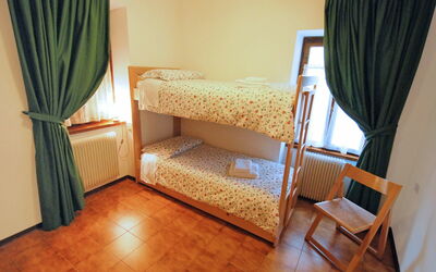 Civetta 580.11: Zimmer, Bett, Möbel, Fussboden, Eigentum, Vorhang, Schlafzimmer, Fensterbehandlung, Interior Design, Bettdecke