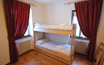 Civetta 580.2: Bett, Zimmer, Möbel, Eigentum, Schlafzimmer, Vorhang, Interior Design, Fussboden, Fensterbehandlung, Bettrahmen