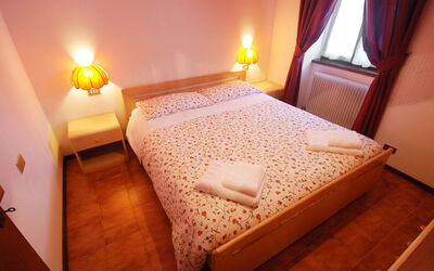 Civetta 580.6: Schlafzimmer, Bett, Zimmer, Möbel, Eigentum, Bettrahmen, Bettdecke, Fussboden, Interior Design, Beleuchtung