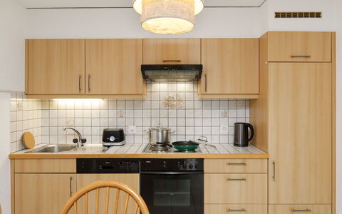 Cornalin 2: Küche, Möbel, Cabinetry, Holz, Countertop, Interior Design, Küchengerät, Flooring, Major Appliance, Fussboden