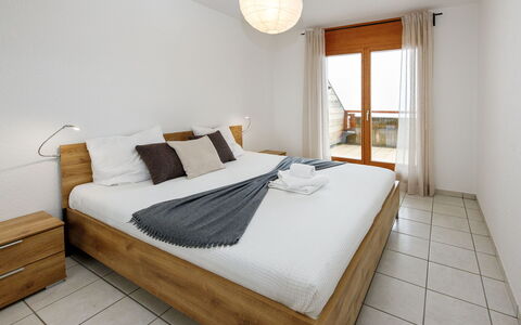 Cornalin 2: Möbel, Interior Design, Fussboden, Bett, Flooring, Schlafzimmer, Holz, Zimmer, Holzboden, Decke