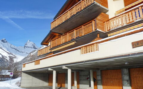Cornalin 2: Gebäude, Eigentum, Die Architektur, Haus, Fassade, Winter, Grundeigentum, Schnee, Materialeigenschaft, Balkon