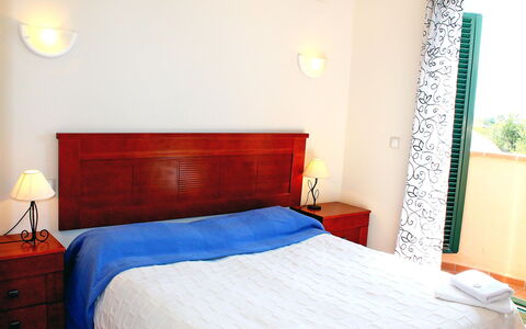 Mirador Ii: Schlafzimmer, Bett, Möbel, Zimmer, Eigentum, Bettdecke, Bettrahmen, Rot, Interior Design, Wand
