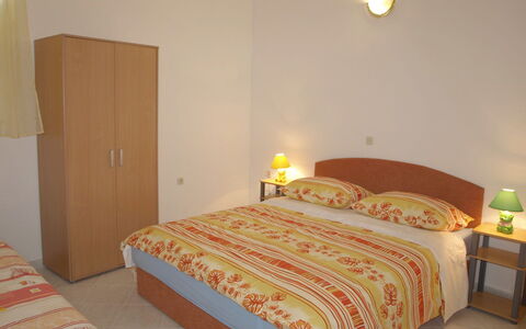 Zdenko 1: Schlafzimmer, Bett, Zimmer, Möbel, Bettdecke, Eigentum, Fussboden, Bettrahmen, Bedding, Wand