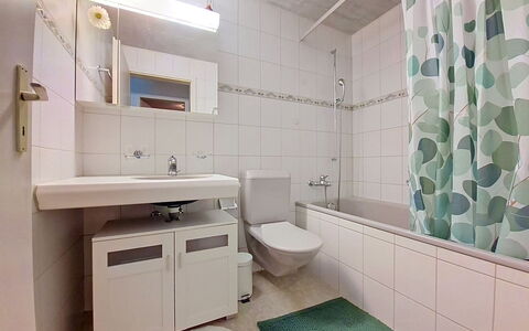 Firstsunne: Badezimmer, Flooring, Armatur, Interior Design, Fussboden, Bad Sink, Toilette, Sinken, Toilleten Sitz, Badezimmerschrank