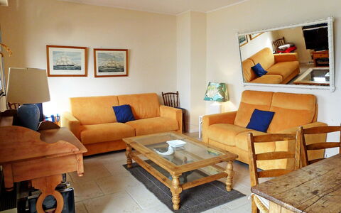 Les Flots: Wohnzimmer, Zimmer, Möbel, Interior Design, Eigentum, Gebäude, Tabelle, Couch, Fussboden, Haus