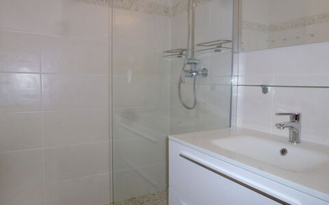 Les Flots: Badezimmer, Eigentum, Fliese, Zimmer, Zapfhahn, Wand, Die Architektur, Fussboden, Armatur, Marmor