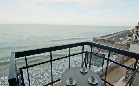 Les Flots: Eigentum, Balkon, Meer, Himmel, Ozean, Haus, Zimmer, Grundeigentum, Geländer, Horizont