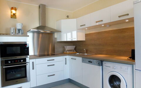 Les Flots: Zimmer, Eigentum, Cabinetry, Küche, Countertop, Möbel, Major Appliance, Haushaltsgerät, Haus, Interior Design