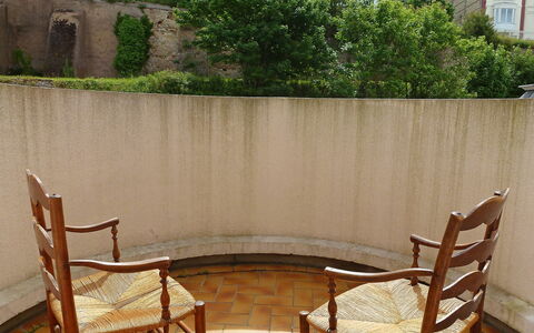 Les Flots: Eigentum, Stuhl, Wand, Hinterhof, Möbel, Zimmer, Gebäude, Garten, Mauerwerk, Haus
