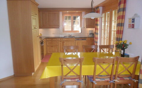 Chalet Nagano: Tabelle, Fenster, Cabinetry, Countertop, Pflanze, Gebäude, Regal, Holz, Zimmerpflanze, Küche