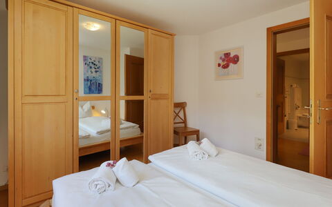 Chalet Nagano: Holz, Interior Design, Flooring, Fussboden, Schlafzimmer, Decke, Bett, Möbel, Zimmer, Wohnung