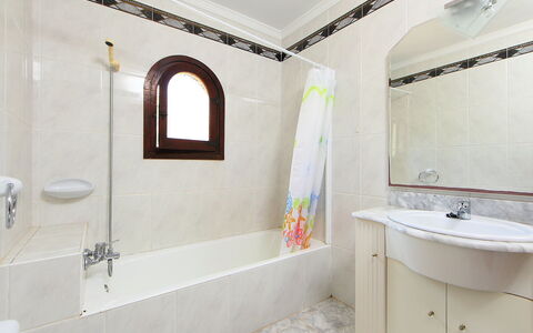 Balcon al Mar: Badezimmer, Eigentum, Zimmer, Interior Design, Fliese, Wand, Decke, Die Architektur, Gebäude, Fussboden