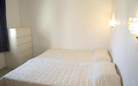 Balcon al Mar: Schlafzimmer, Bett, Möbel, Matratze, Zimmer, Eigentum, Bettrahmen, Bedding, Bettdecke, Fussboden
