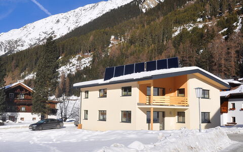 Längenfeld 330: Schnee, Himmel, Gebäude, Berg, Fenster, Steigung, Haus, Baum, Glazialmorphologie, Wohngebiet