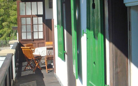 Haus Altein Apartment Nr. 4: Grün, Eigentum, Haus, Zuhause, Veranda, Gebäude, Tür, Zimmer, Fenster, Grundeigentum