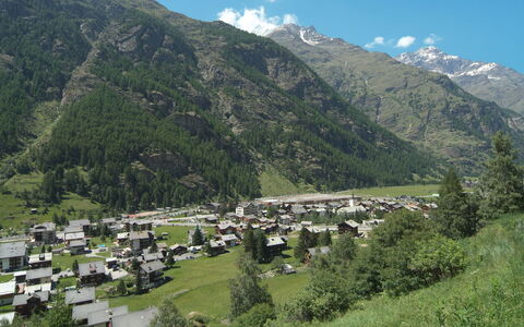 Center: Himmel, Berg, Wolke, Pflanze, Natur, Natürliche Landschaft, Hochland, Baum, Biome, Landschaft