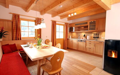 Alpen Parks 150.1: Zimmer, Möbel, Eigentum, Countertop, Interior Design, Gebäude, Cabinetry, Küche, Decke, Holzboden