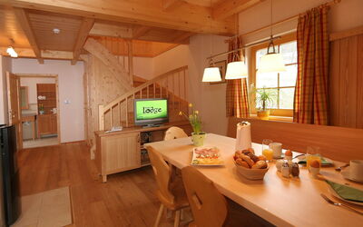 Alpen Parks 150.2: Zimmer, Eigentum, Gebäude, Interior Design, Möbel, Esszimmer, Decke, Tabelle, Fussboden, Hartholz