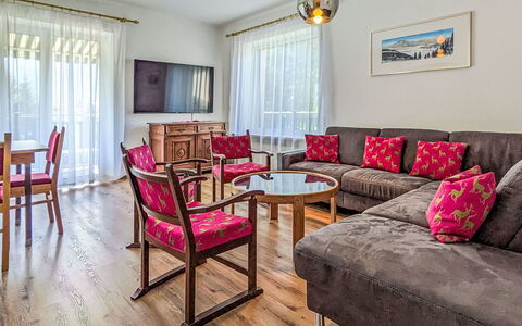 Riki: Möbel, Interior Design, Flooring, Couch, Fussboden, Zimmer, Wohnzimmer, Decke, Tabelle, Holzboden