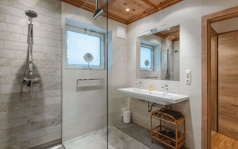 Riki: Flooring, Interior Design, Armatur, Fussboden, Holz, Decke, Badezimmer, Zuhause, Installation, Beleuchtung