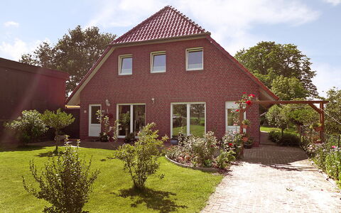 Villa Sorgenfrei: Pflanze, Himmel, Wolke, Gebäude, Eigentum, Fenster, Haus, Baum, Grundstueck, Hütte