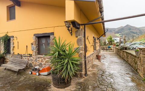 Potes Viñon: Wasser, Himmel, Eigentum, Gebäude, Pflanze, Blau, Azurblau, Schwimmbad, Natur, Baum