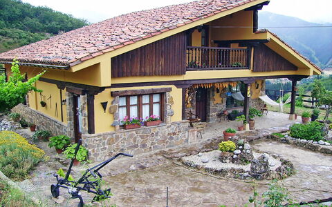 Potes Viñon: Pflanze, Gebäude, Fenster, Himmel, Haus, Grundstueck, Steigung, Holz, Hütte, Baum