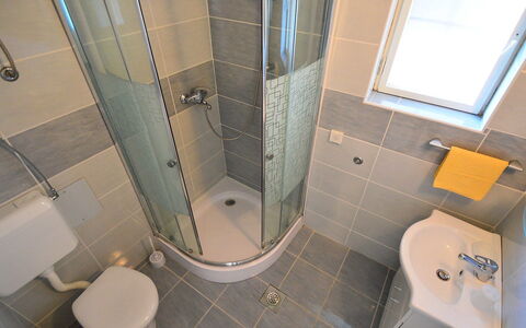 Slađana: Badezimmer, Eigentum, Fliese, Zimmer, Armatur, Die Architektur, Toilette, Glas, Fussboden, Grundeigentum