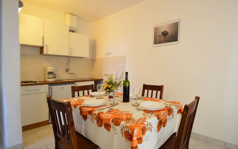 Slađana: Zimmer, Eigentum, Esszimmer, Möbel, Tabelle, Grundeigentum, Interior Design, Fussboden, Gebäude, Tischdecke